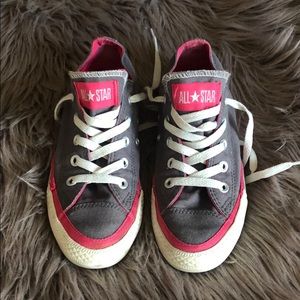 US 6 Converse Sneakers